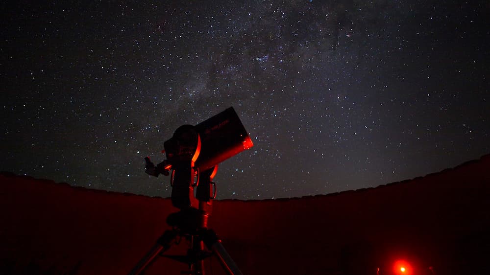 Sossusvlei-Desert-Lodge-Experience-Stargazing-telescope-in-the-dark-Low-Resolution-Width=3000px