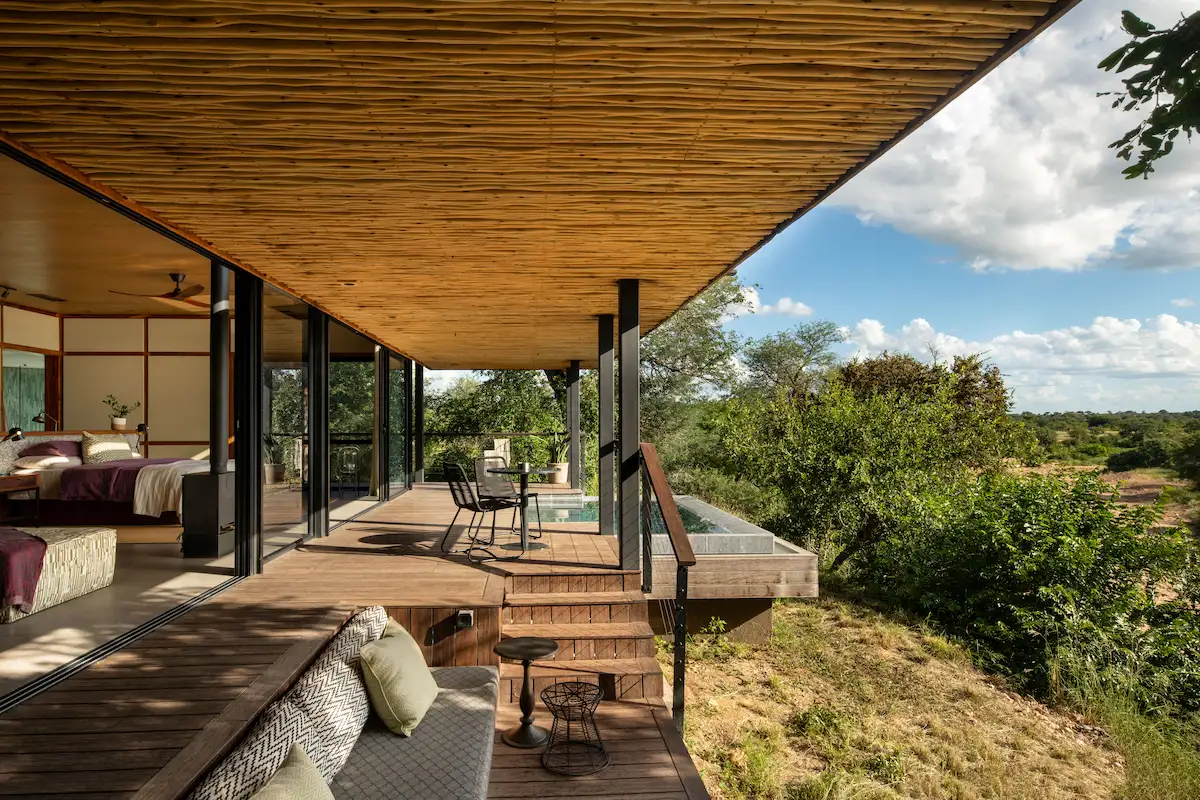 tanda tula_safari suites_deck&pool_1