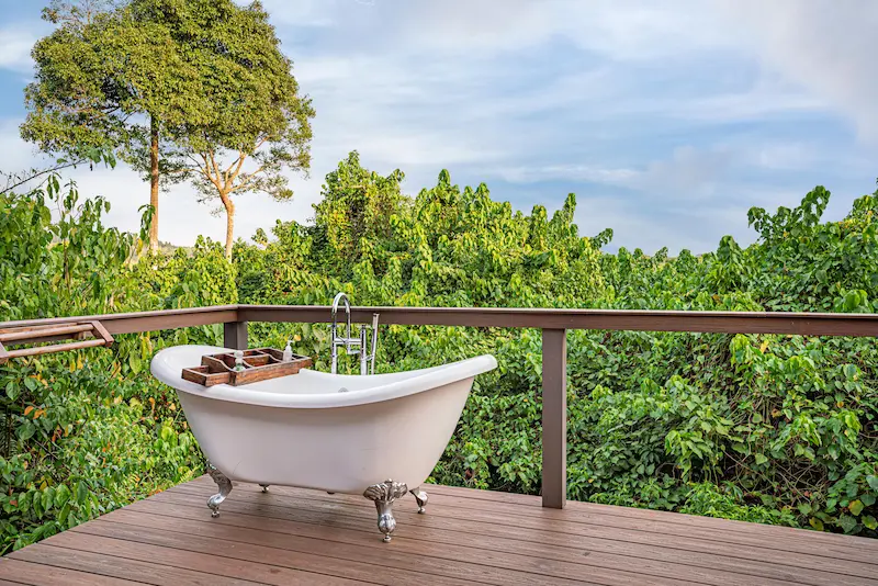 Standard Suite deck with bathtub